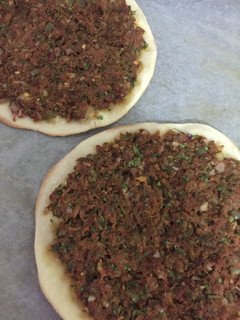 صورة لوصفة لحم بعجين على الطريقة التركية / lahmacun