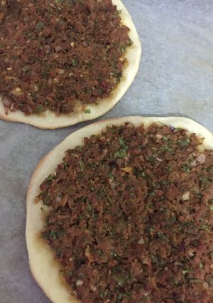 صورة لوصفة لحم بعجين على الطريقة التركية / lahmacun