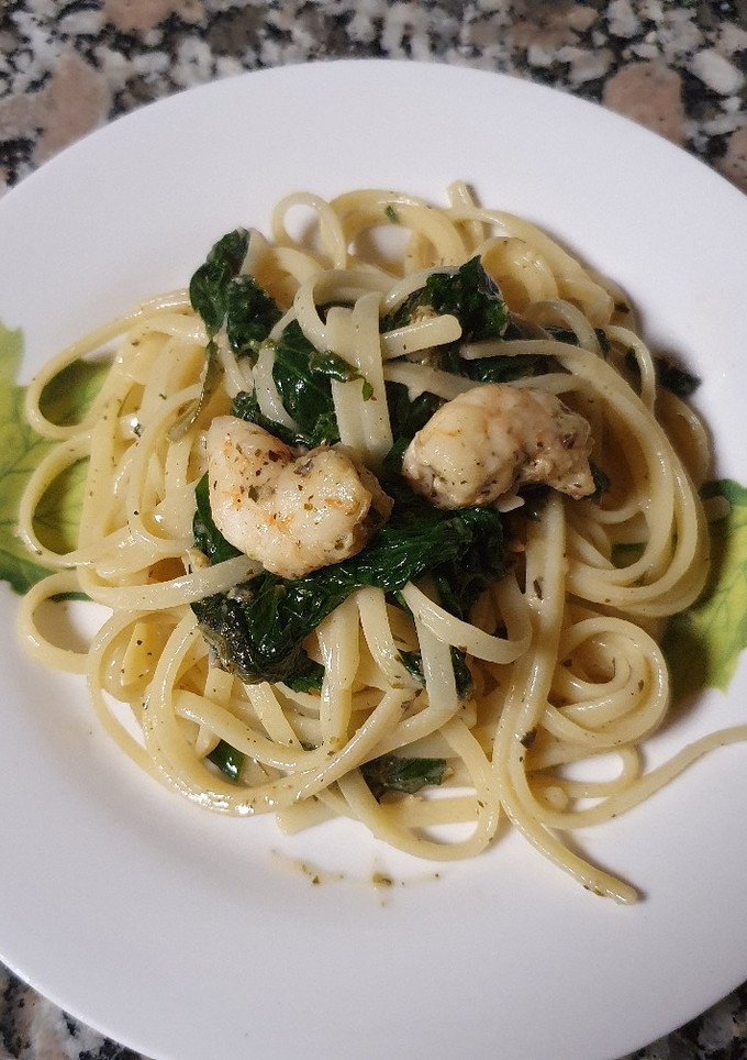 Una foto de Tallarines con gambas, ajo y parmesano de limón