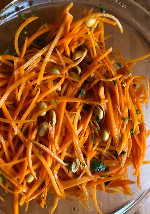 Mogyorós-korianderes sárgarépa saláta recept fotója