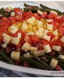 Ensalada de judías verdes, tomate, jamón y queso