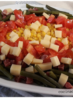 Una foto de Ensalada de judías verdes, tomate, jamón y queso