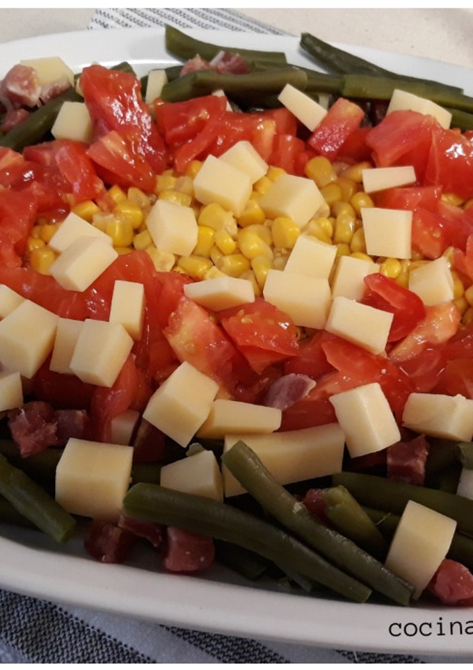 Una foto de Ensalada de judías verdes, tomate, jamón y queso