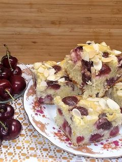 Puha cseresznyés pite mandulával recept fotója
