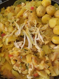 Una foto de Calabacines🍱con pollo🍗en salsa de tomate🍅🥘🥙