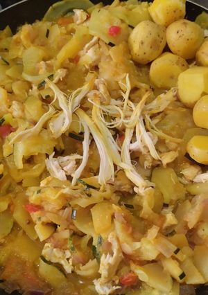 Una foto de Calabacines🍱con pollo🍗en salsa de tomate🍅🥘🥙