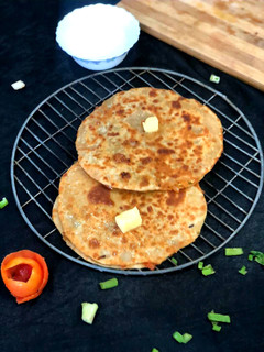 टोमेटो चीज़ पनीर पराठा (Tomato cheese paneer paratha recipe in Hindi) रेसिपी मुख्य फोटो