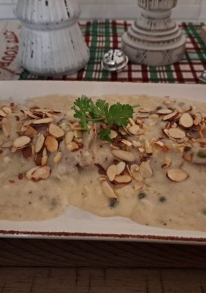Una foto de Lengua con alcaparras y almendras