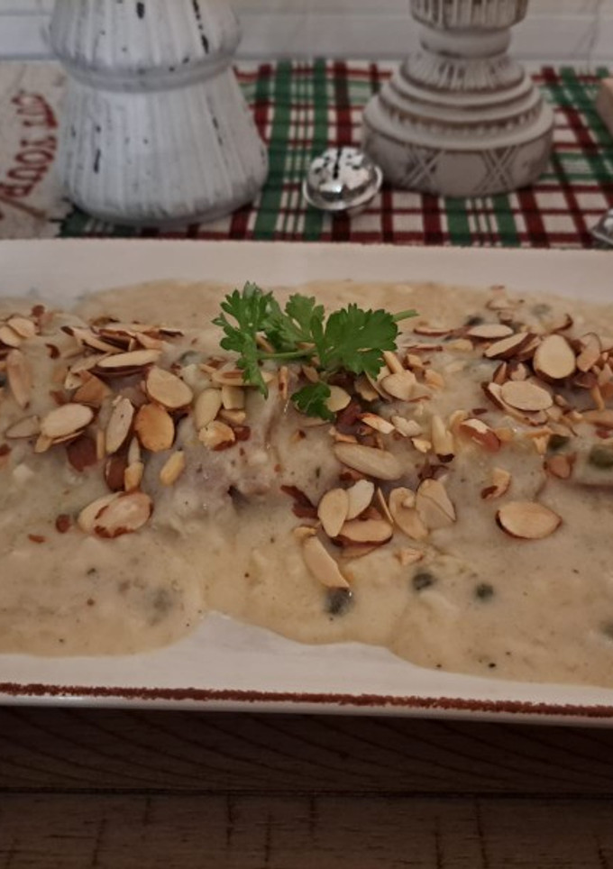 Una foto de Lengua con alcaparras y almendras