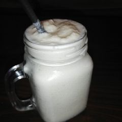 Simple Pinacolada smoothie 🍍+ 🍋 + 🍯 A picture of Simple Pinacolada smoothie 🍍+ 🍋 + 🍯.