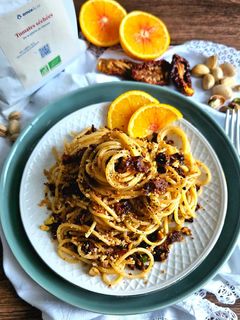 Une photo de Spaghetti tomates séchées et pain croustillant à la pistache !!