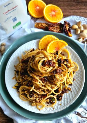 Une photo de Spaghetti tomates séchées et pain croustillant à la pistache !!