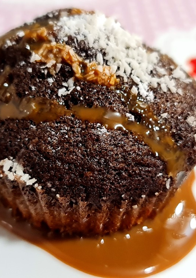 Una foto de Muffins de choco con topping de coco- dulce leche