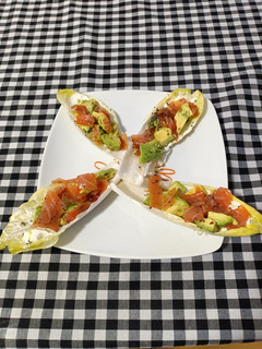 Una foto de Endivias con salmón y aguacate 🥑
