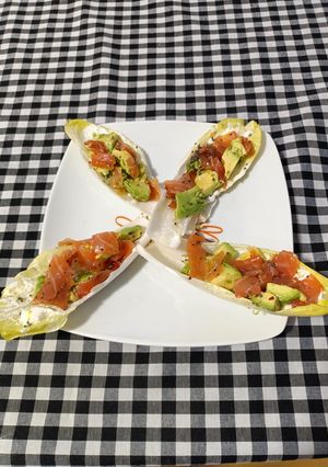 Una foto de Endivias con salmón y aguacate 🥑