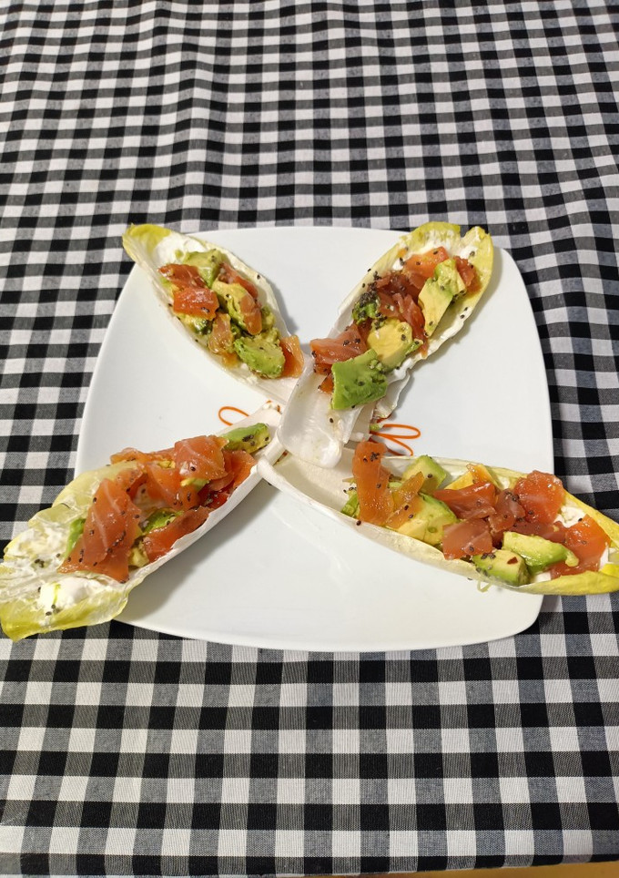 Una foto de Endivias con salmón y aguacate 🥑