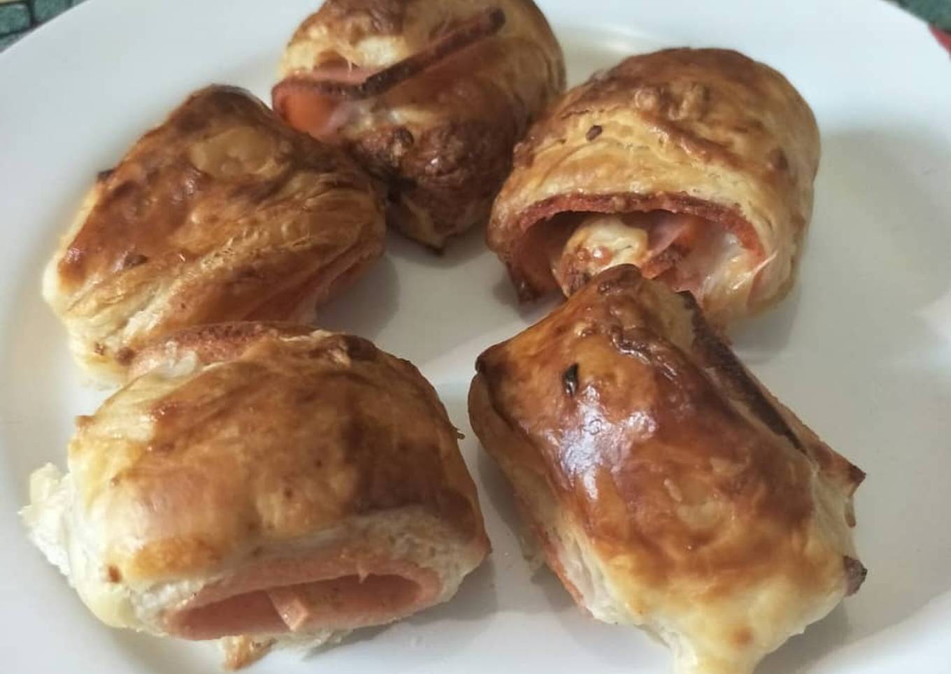 Isi ayam di atas roti