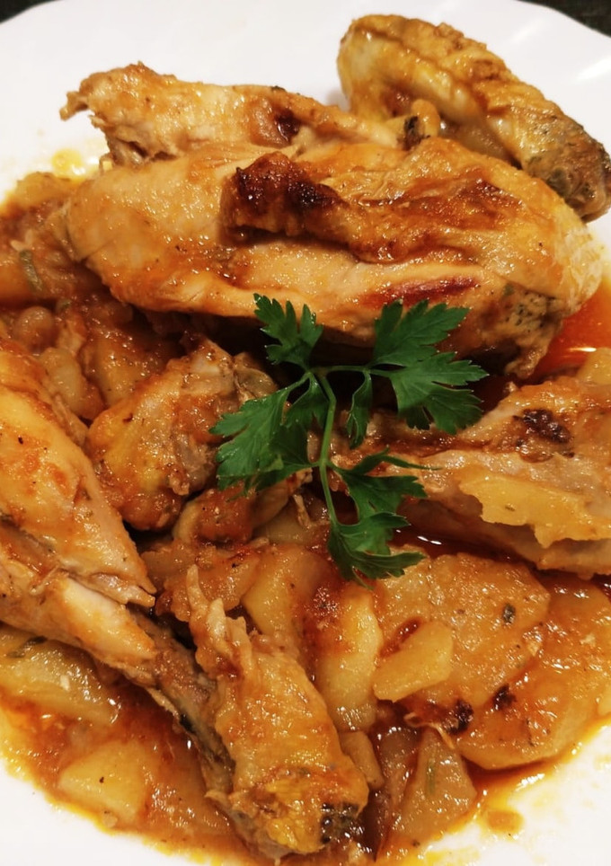 Una foto de Pollo Encebollado con Robellóns