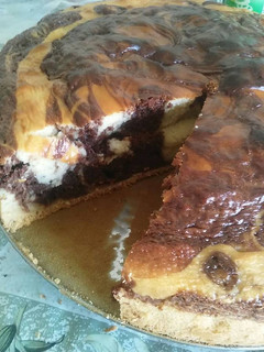 Una foto de Bizcocho marmolado de queso y chocolate