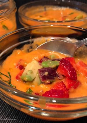 Una foto de Sopa de tomate con albahaca acompañado de tropezones de aguacate, cebollaMorada y fresa