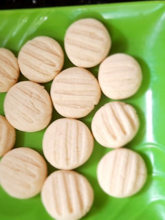 சோளமாவு மில்க் குக்கீஸ்(corn flour milk cookies recipe in tamil) செய்முறை முக்கிய புகைப்படம்