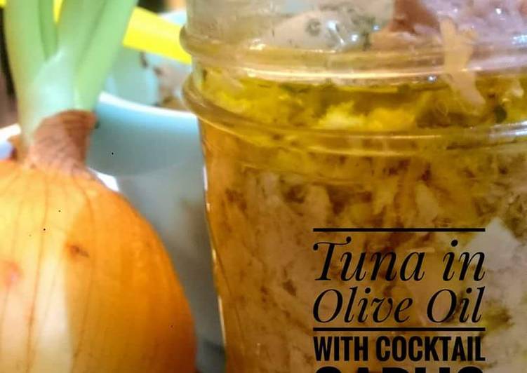 Tuna in olive oil with cocktail garlic
