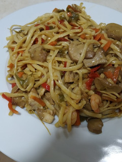 Una foto de Tallarines con verduras, gambas y Pollo