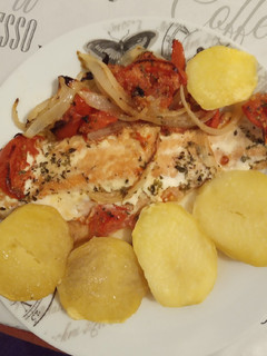 Una foto de Filete de salmón con verduras, al horno
