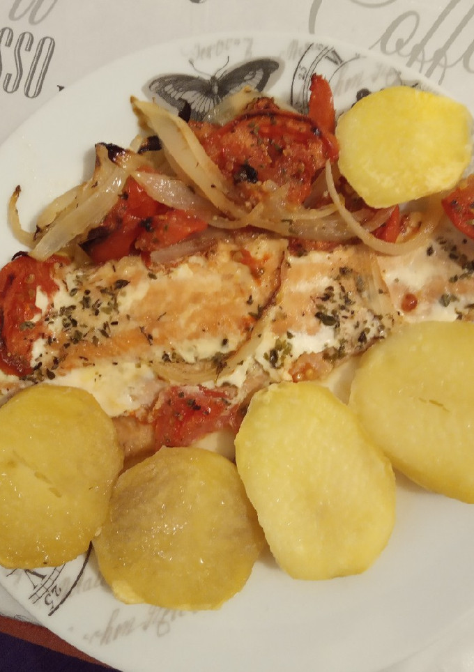 Una foto de Filete de salmón con verduras, al horno