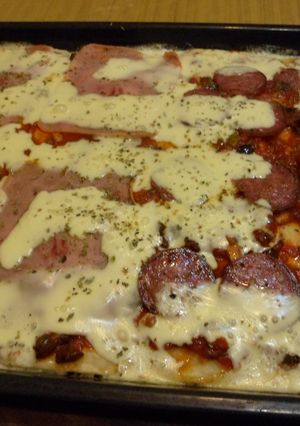Una foto de Pizza casera con salsa putanesca