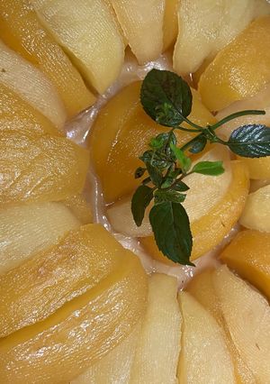 Una foto de Tatin de dos manzanas