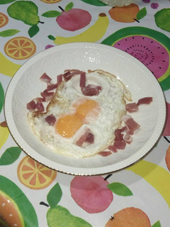 Una foto de Huevo frito con puntilla y jamón