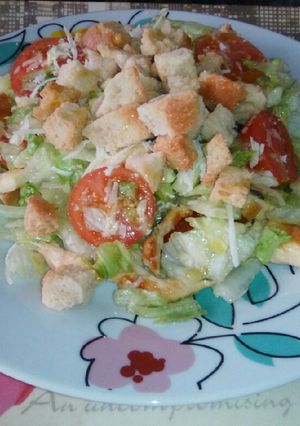 Una foto de Ensalada de pollo con picatostes