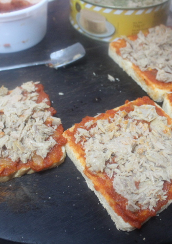 Una foto de Atún con tomate frito