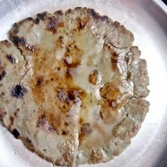 A picture of Bajre ki roti.
