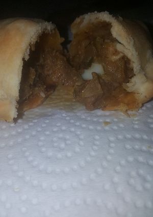 Una foto de Empanadas de carne cortada a cuchillo