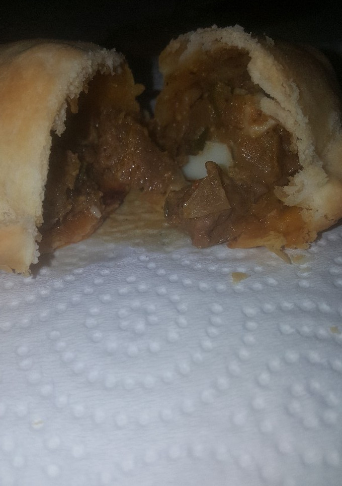 Una foto de Empanadas de carne cortada a cuchillo