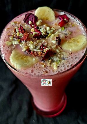 A picture of Banana Rose Dryfruits Smoothie.