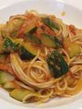 Esparguete com curgete e tomate salteados