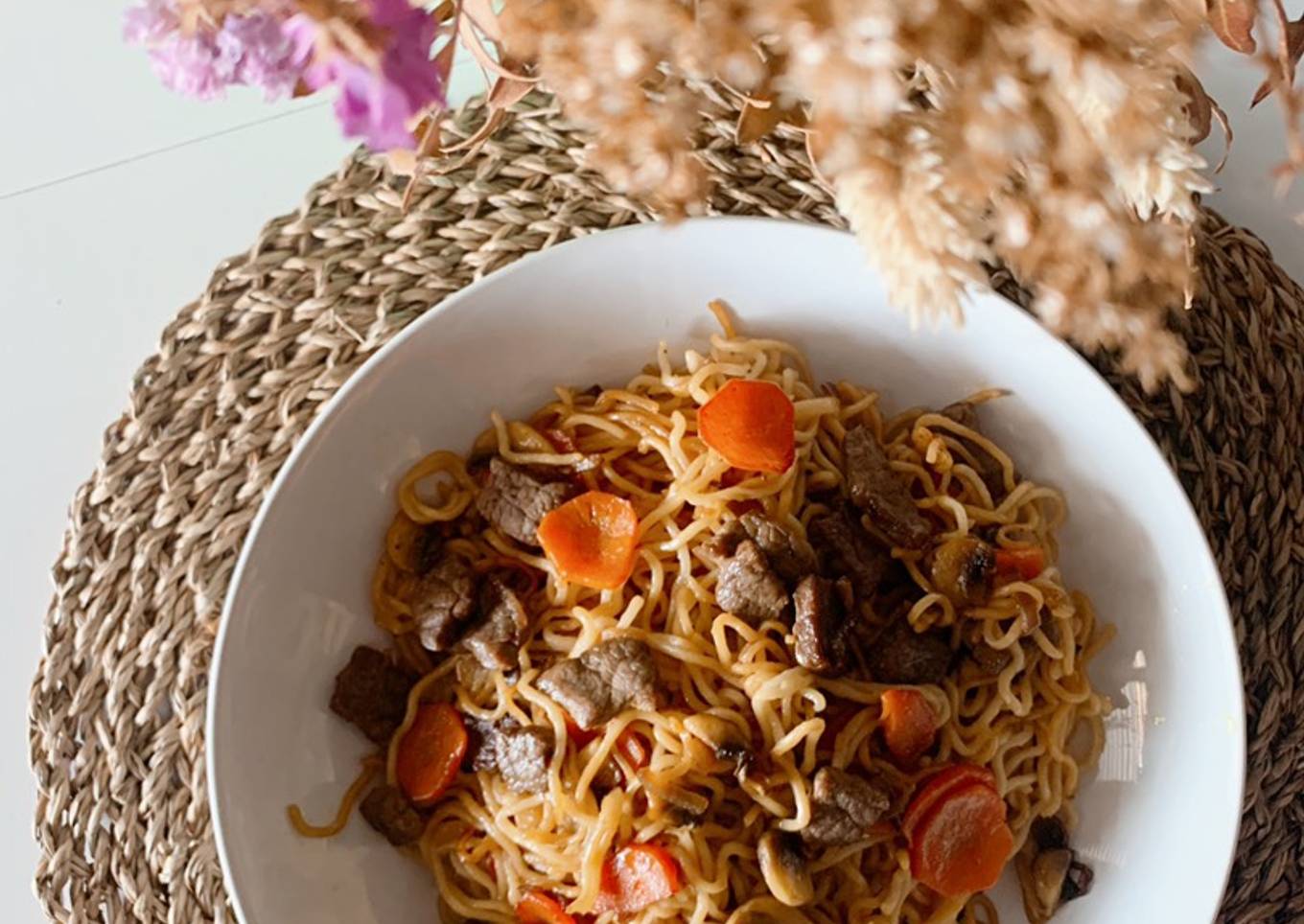 Noodles con ternera, verduritas y salsa de soja