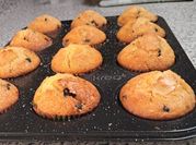 Una foto de muffins chispas de chocolate