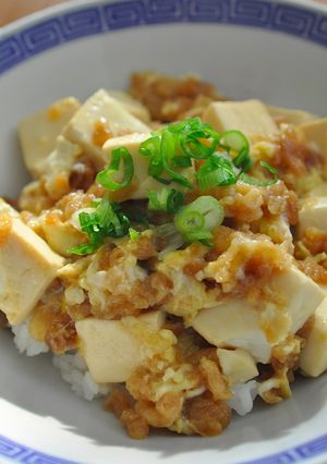 A picture of Mock Katsudon (Tofu and Tempura Flake Rice Bowl).
