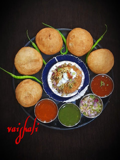 મગની દાળ ની ખસ્તા કચોરી(Moong Dal Khasta Kachori Recipe In Gujarati) રેસીપી મુખ્ય ફોટો