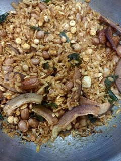 तळलेल्या जाड पोह्यांचा चिवडा (Jaad Pohyacha Chivda Recipe In Marathi) रेसिपी चे मुख्य फोटो