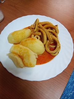 Una foto de Calamares en salsa con papas cocidas