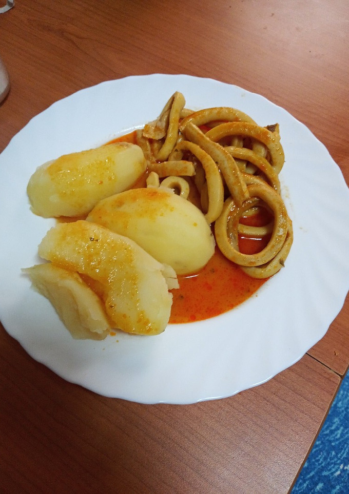Una foto de Calamares en salsa con papas cocidas