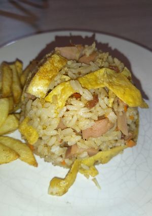 Una foto de Arroz asiático con salchichón