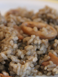 Una foto de Arroz "Semi-Negro" con sepia y calamares