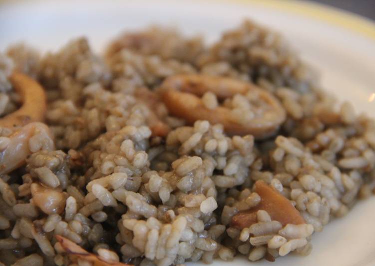 Arroz "Semi-Negro" con sepia y calamares