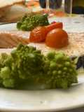 Salmone al forno con pomodorini aglio olio e prezzemolo